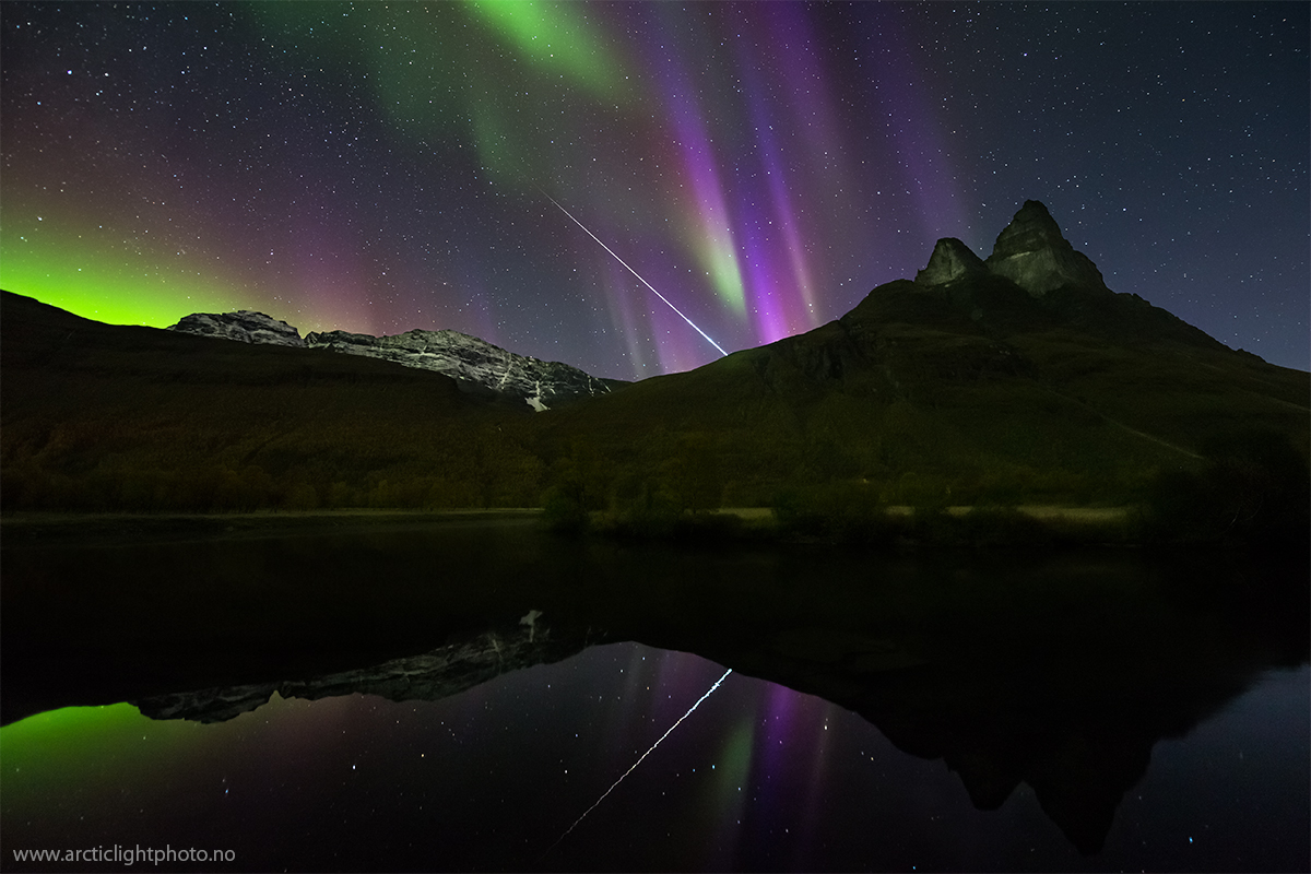 APOD: 2012 October 5 – Aurora and Fireball Over Norway