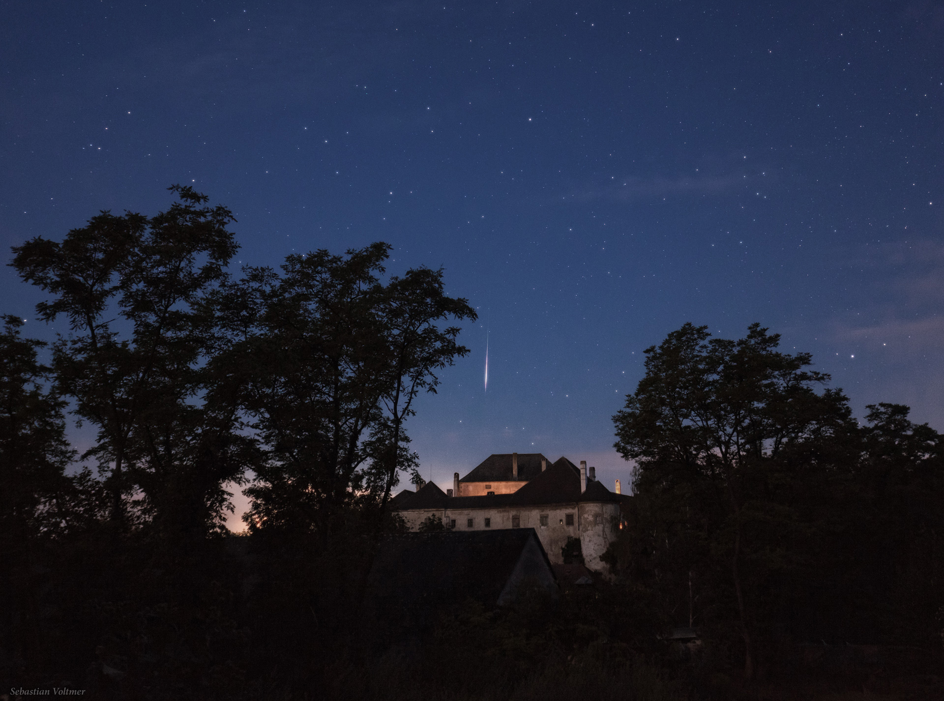 APOD: 2013 August 9 – Perseid over Albrechtsberg Castle