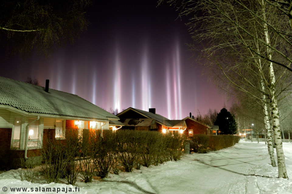 APOD: 2013 December 18 – Light Pillars over Finland