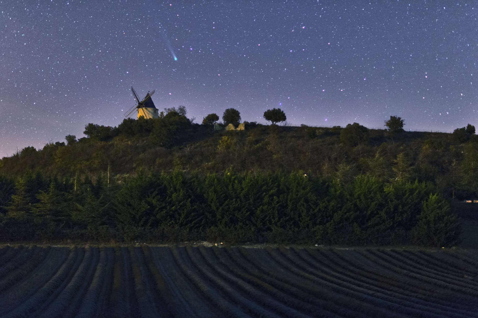 APOD: 2013 December 9 – Comet Lovejoy over a Windmill
