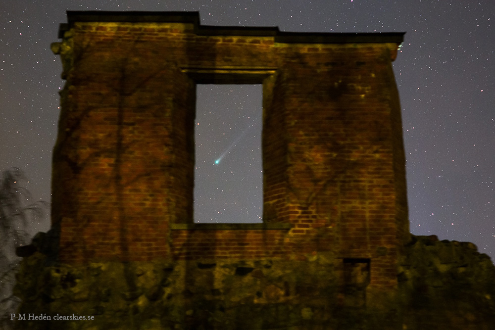 APOD: 2013 December 4 – Comet Lovejoy through Morby Castle Ruins