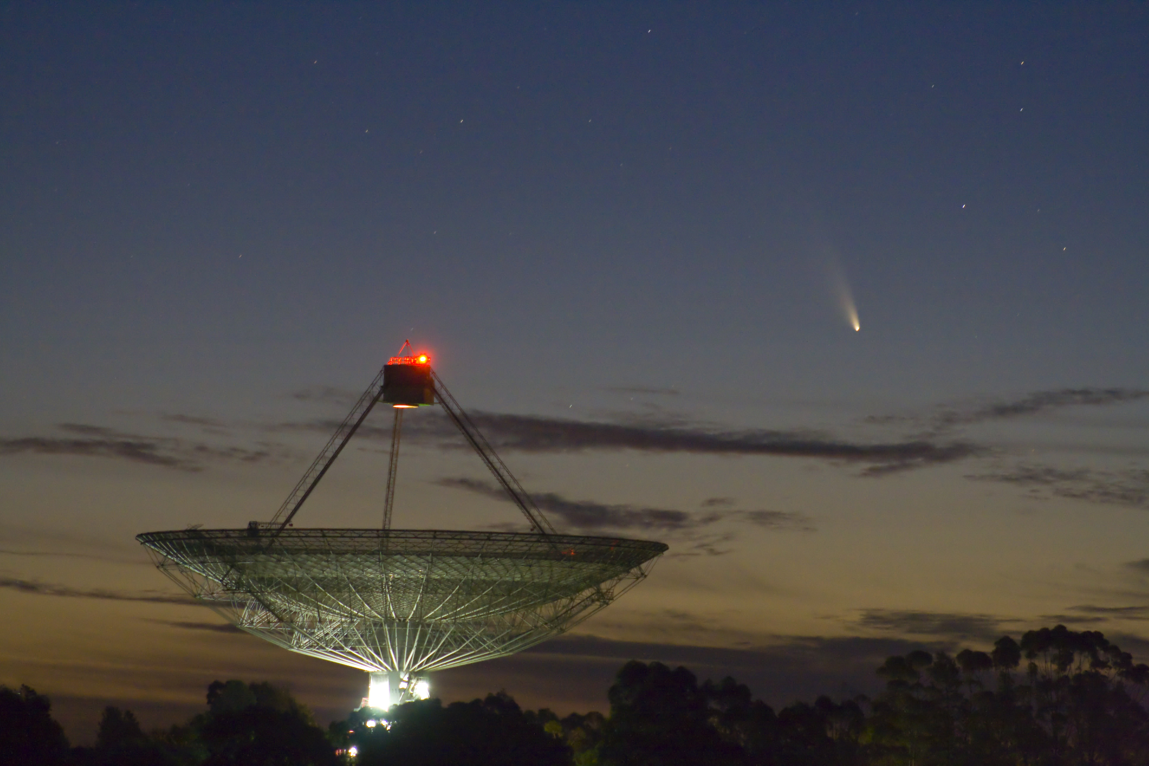 APOD: 2013 March 9 – PanSTARRS over Parkes