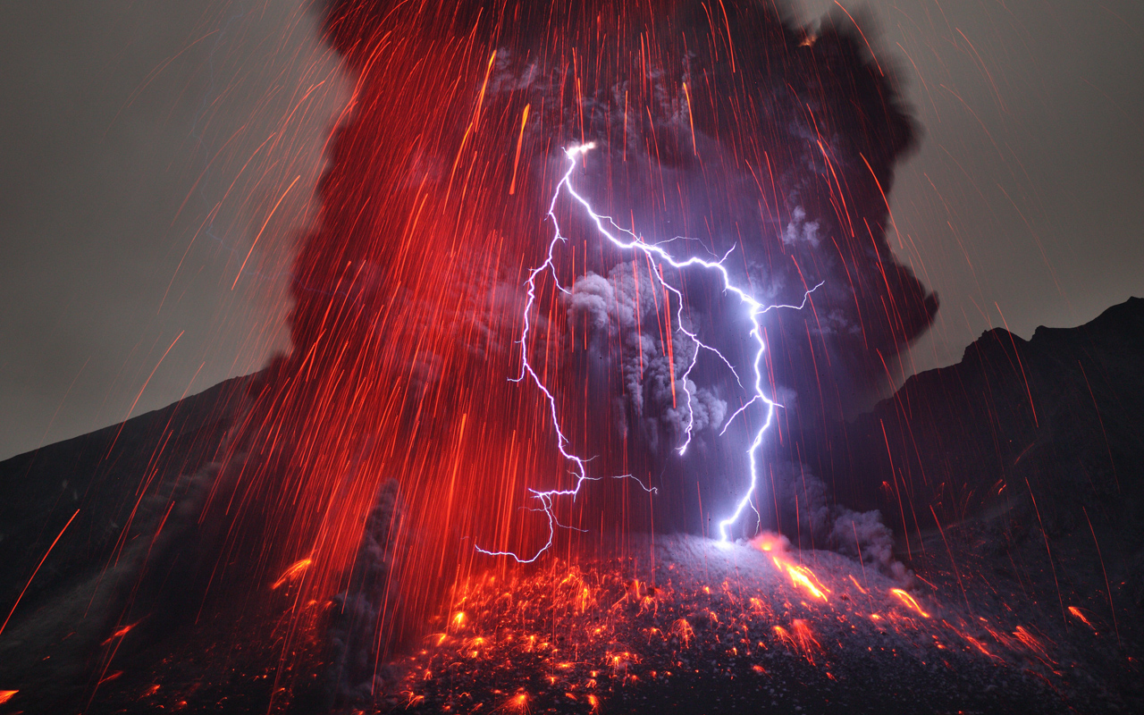 APOD: 2013 March 11 – Sakurajima Volcano with Lightning