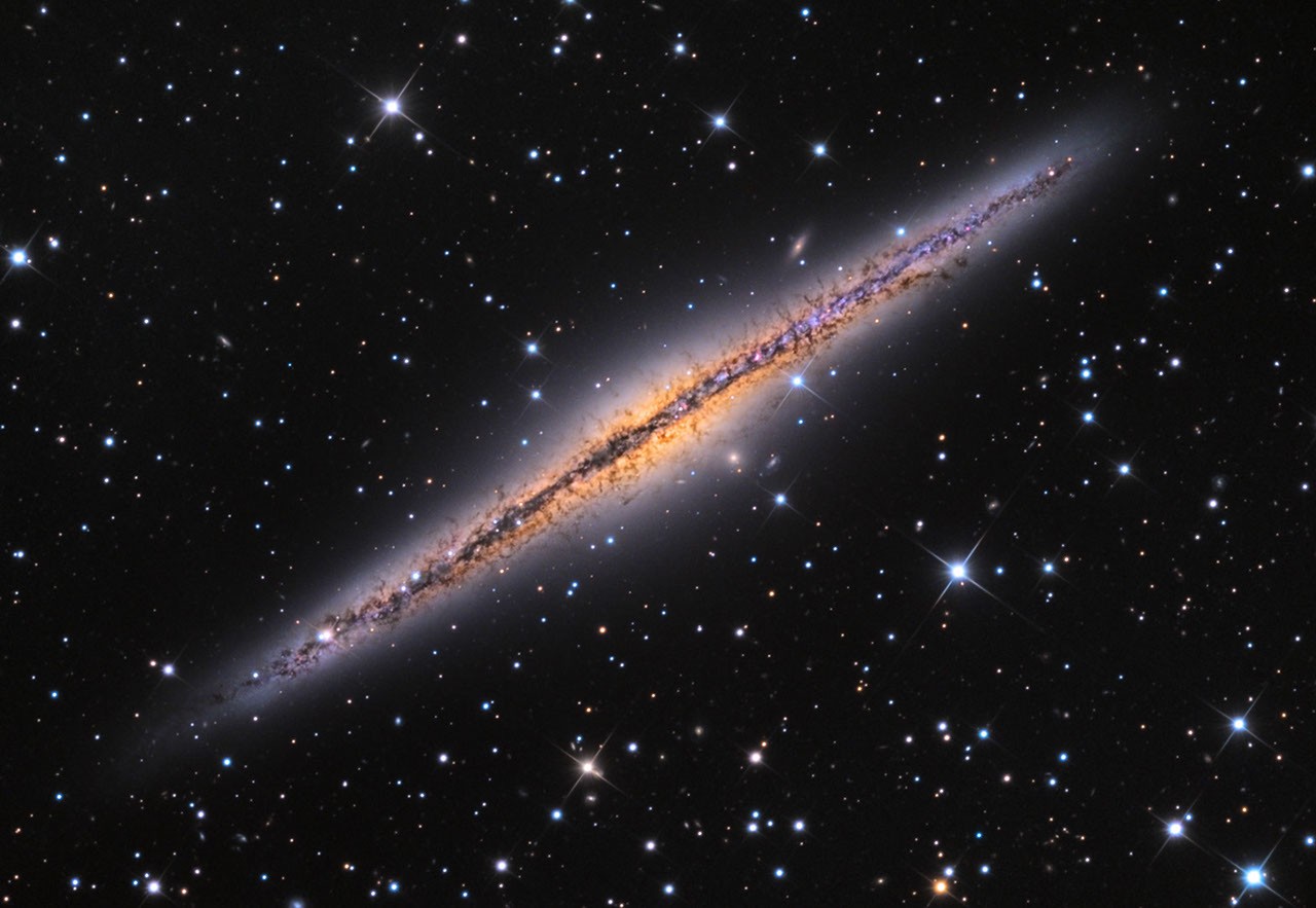 APOD: 2013 October 11 - NGC 891 Edge On - NASA Science