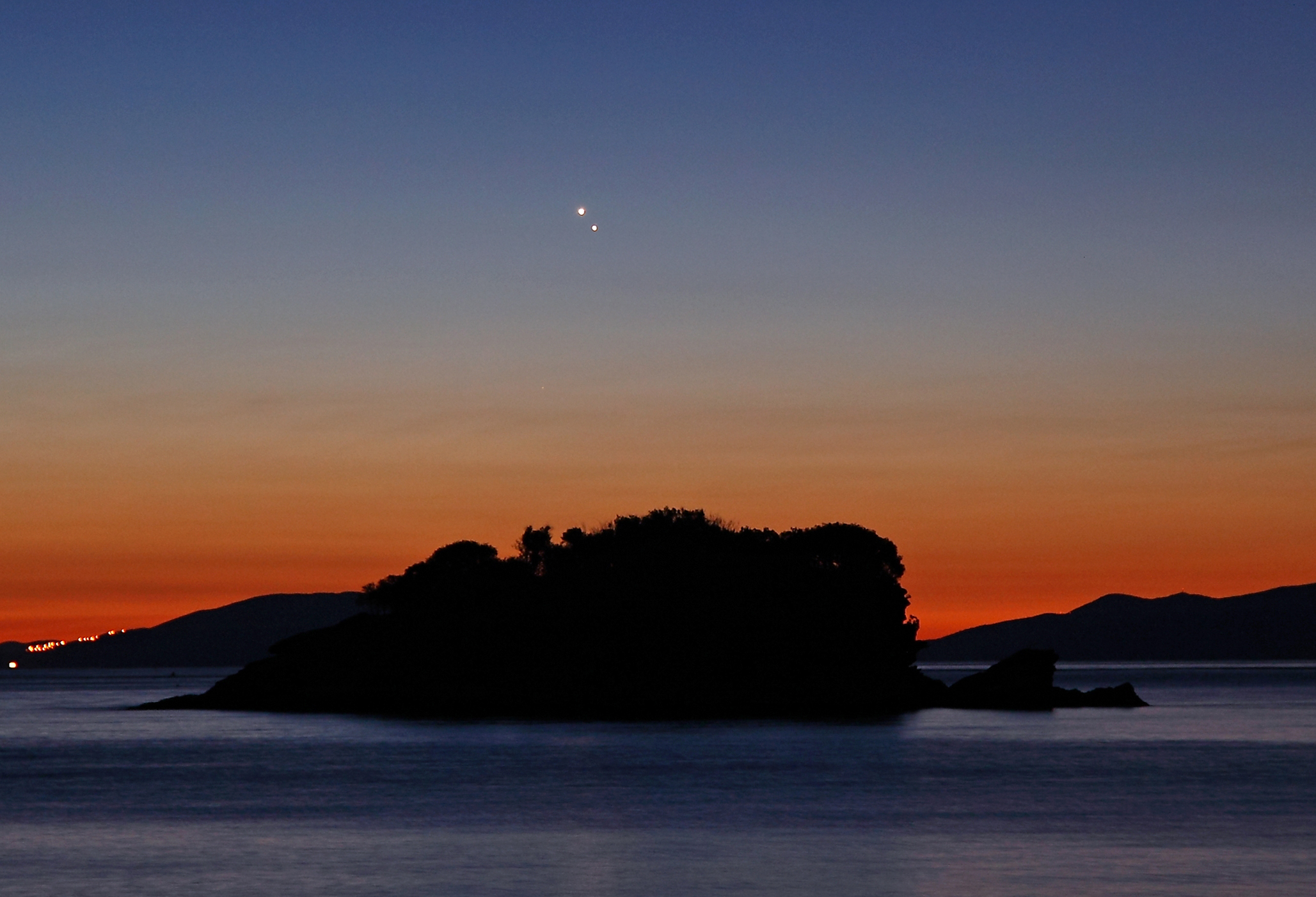 APOD: 2014 August 21 – Venus and Jupiter at Dawn