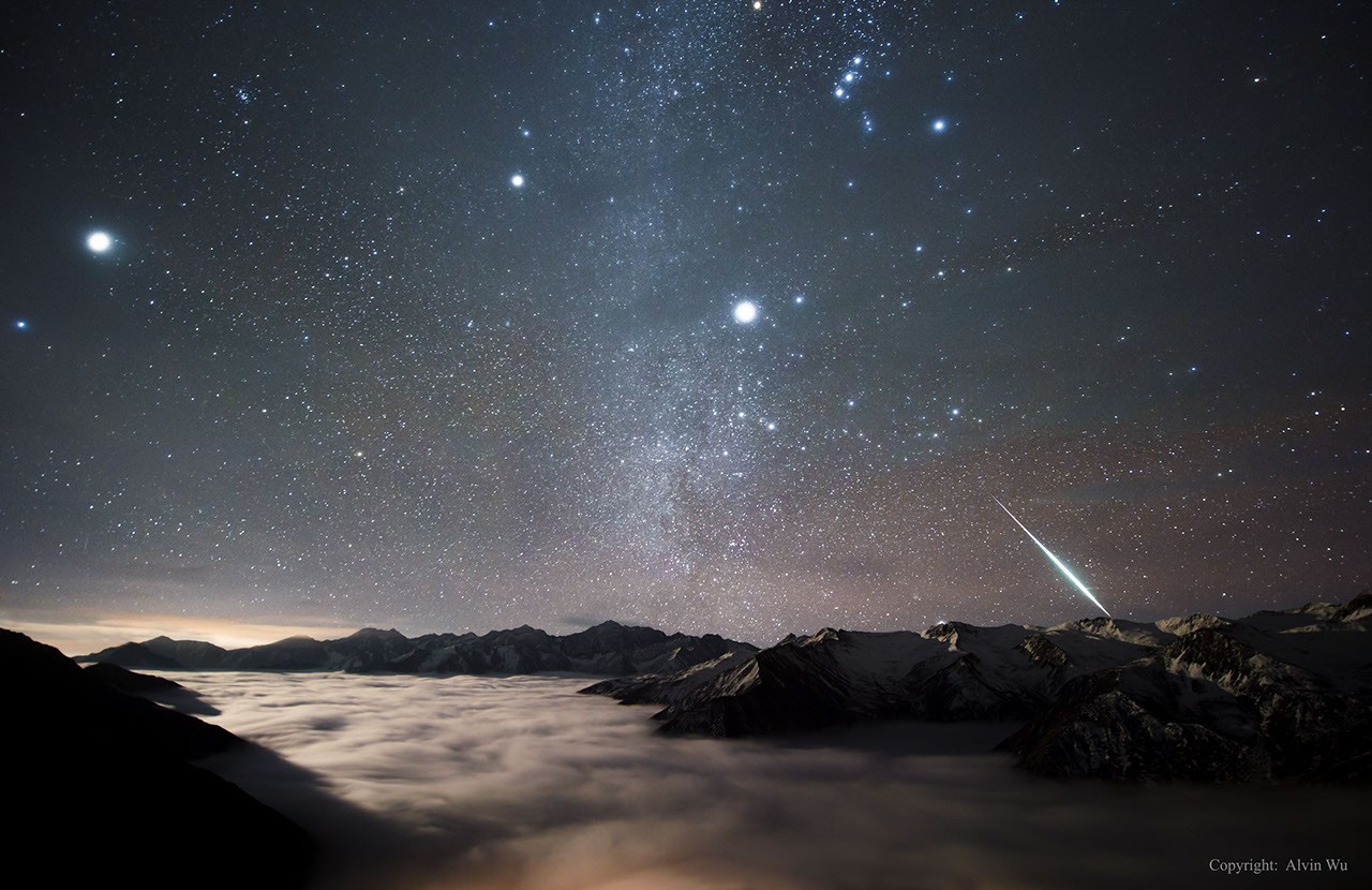 Geminid Fireball over Mount Balang — APOD for 2014-12-17