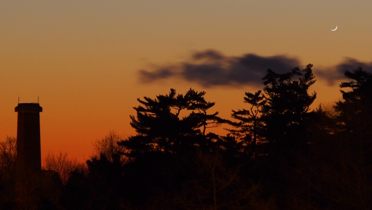 APOD: 2014 January 1 – A New Year’s Crescent