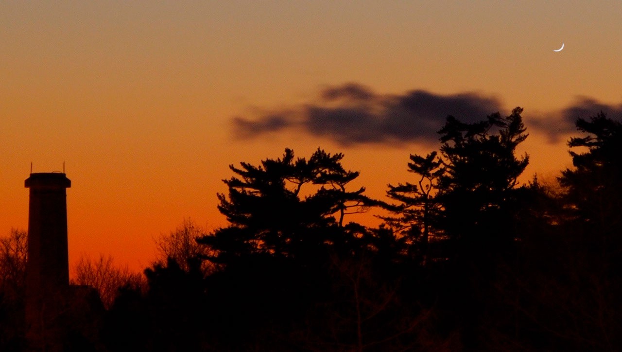 A New Year's Crescent — APOD for 2014-01-01