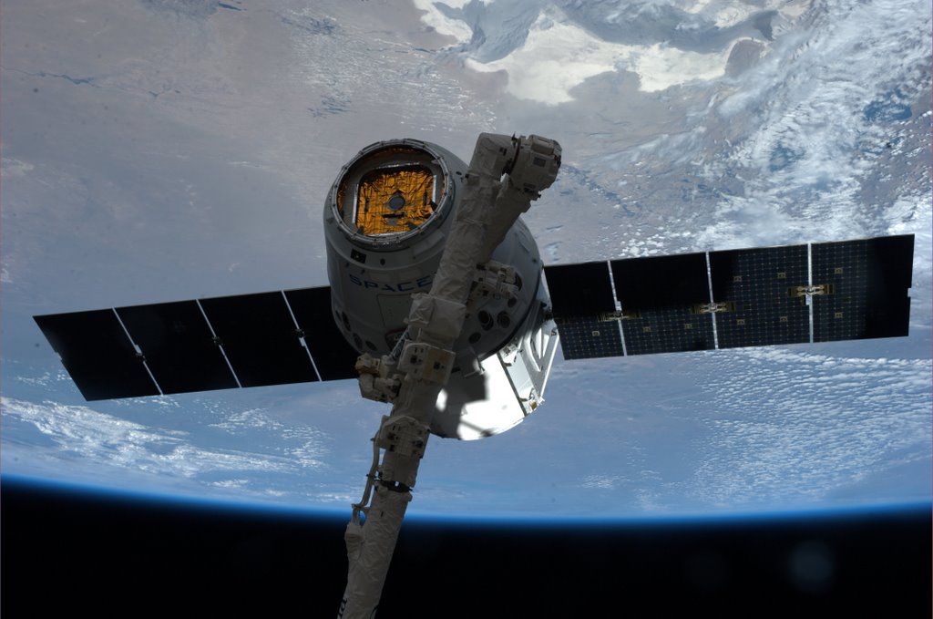 APOD: 2014 June 2 – The Space Station Captures a Dragon Capsule
