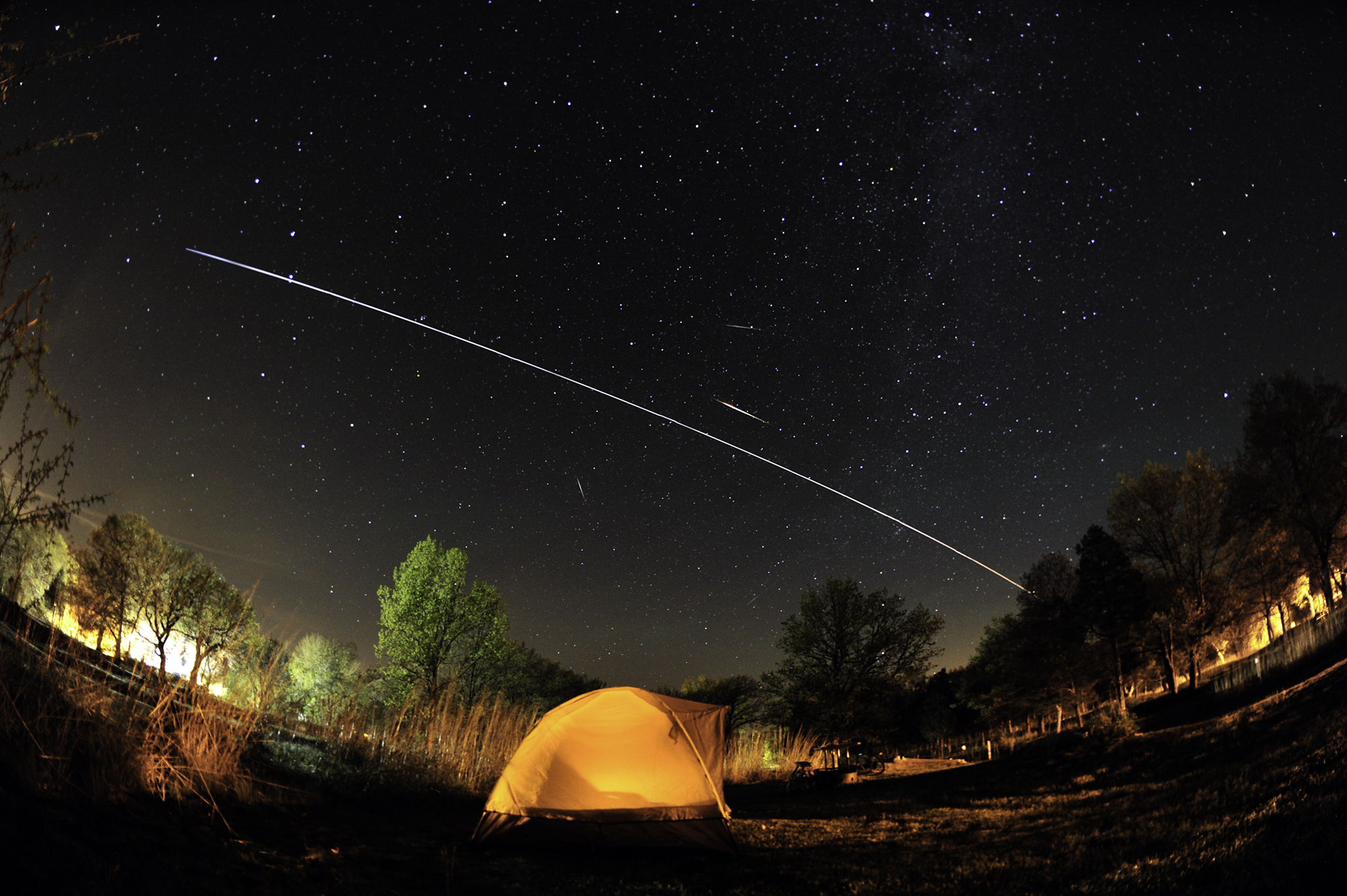 APOD: 2014 May 25 – Camelopardalids and ISS