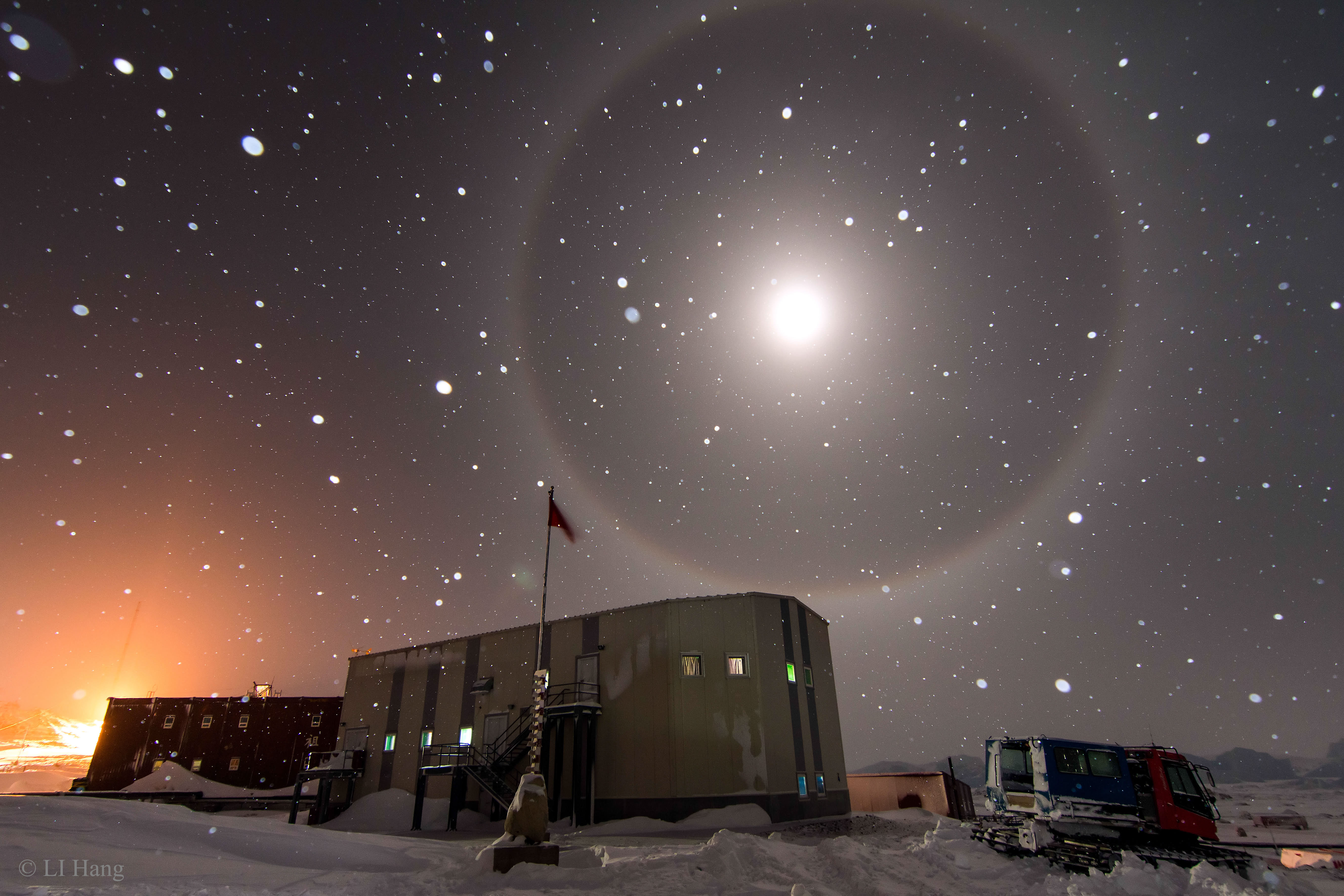 APOD: 2015 August 11 – A Blue Moon Halo over Antarctica