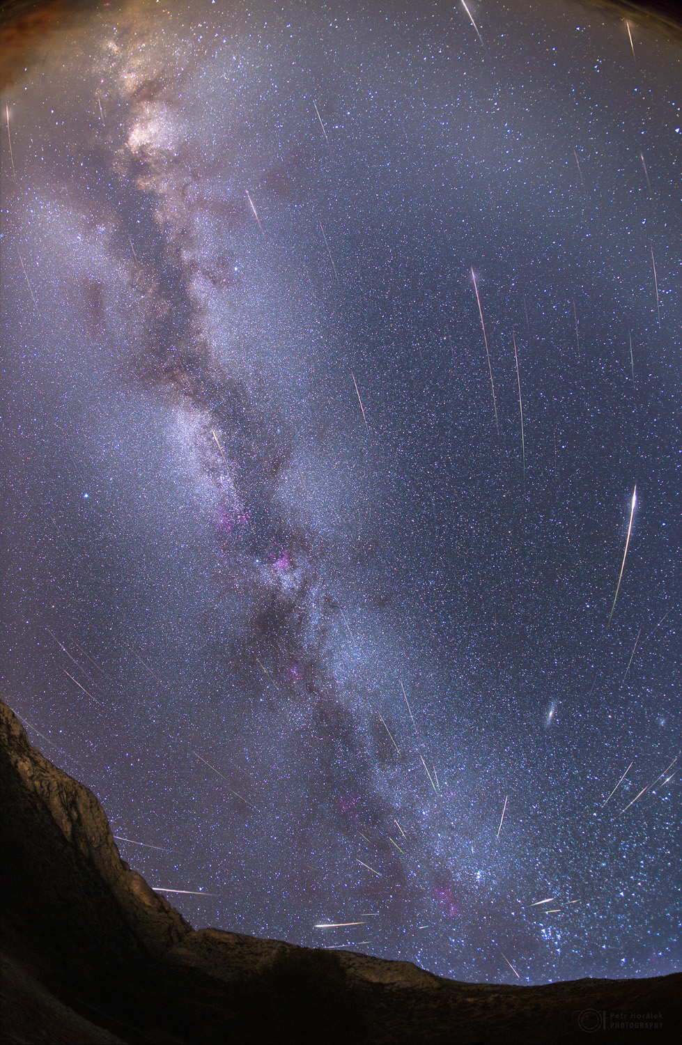 APOD: 2015 August 13 – Moonless Meteors and the Milky Way