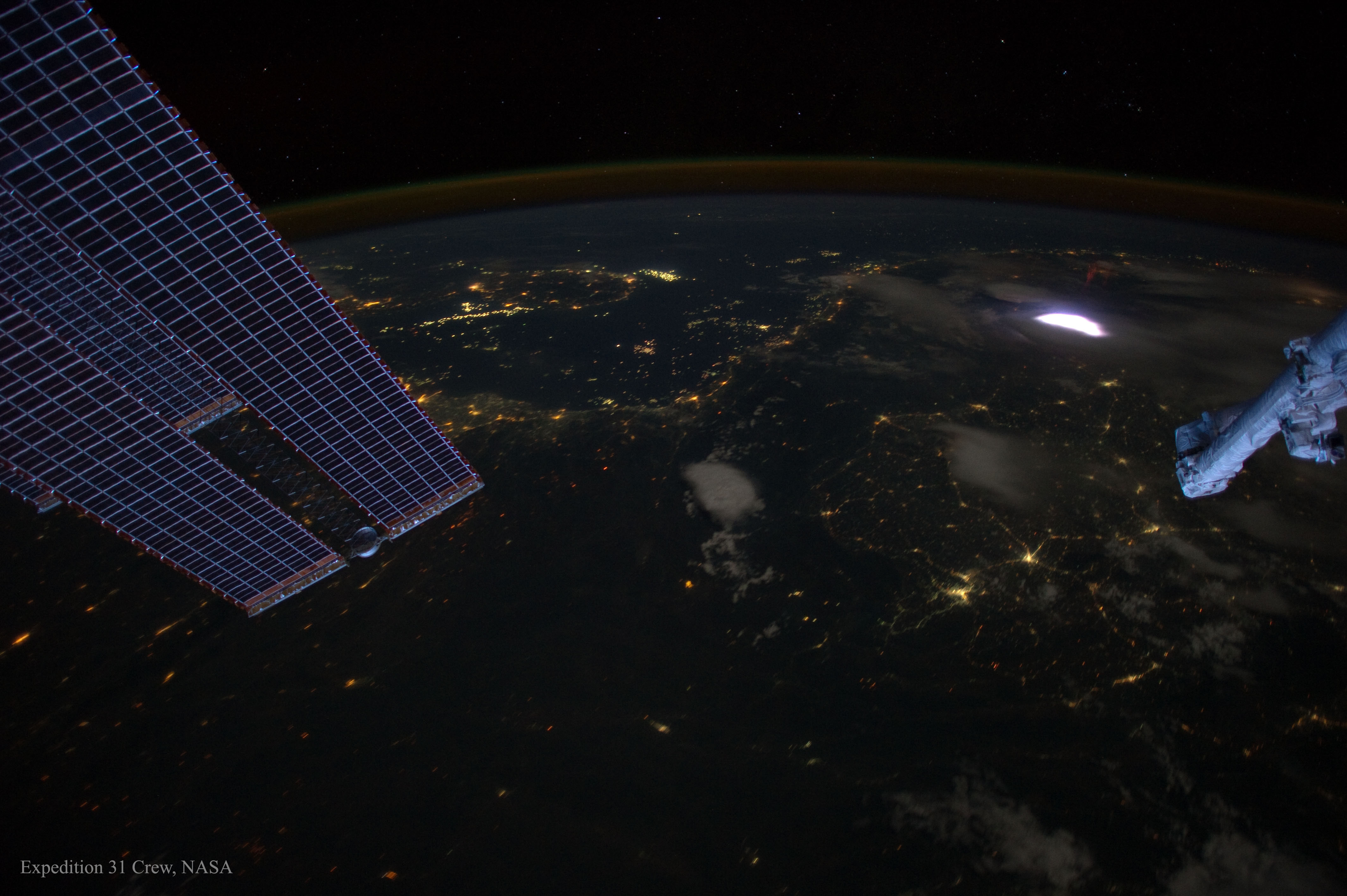APOD: 2015 December 20 – A Dark Earth with a Red Sprite