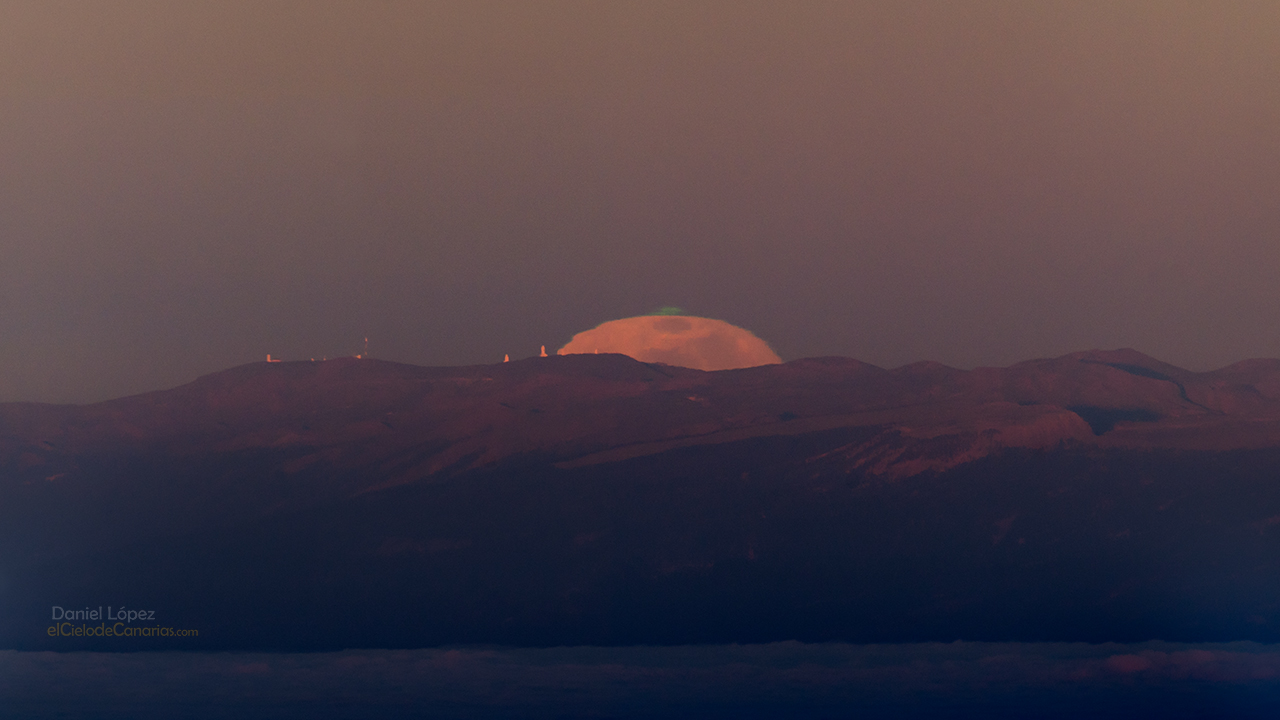 APOD: 2015 June 5 – Green Flash at Moonrise