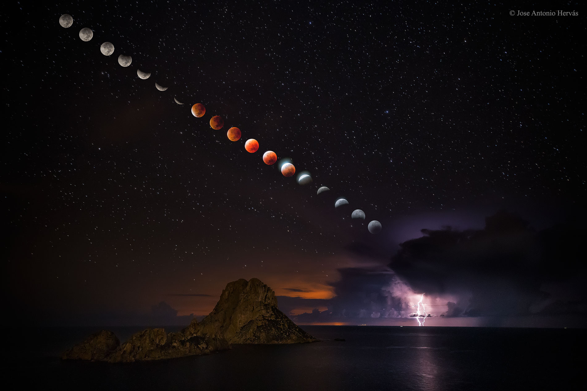 APOD: 2015 September 29 – Supermoon Total Lunar Eclipse and Lightning Storm