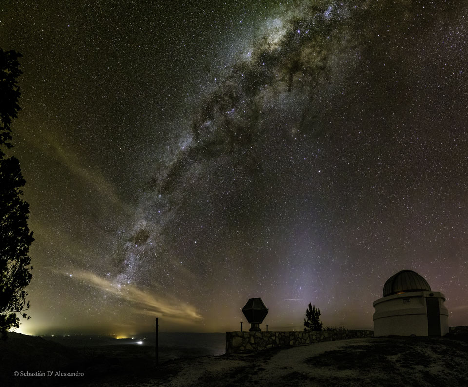 APOD: 2015 September 22 – Milky Way over Bosque Alegre Station in Argentina