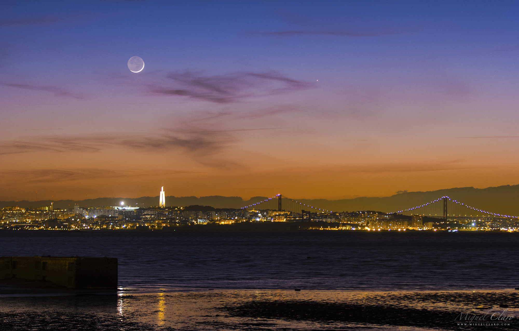APOD: 2016 April 15 – Mercury and Crescent Moon Set