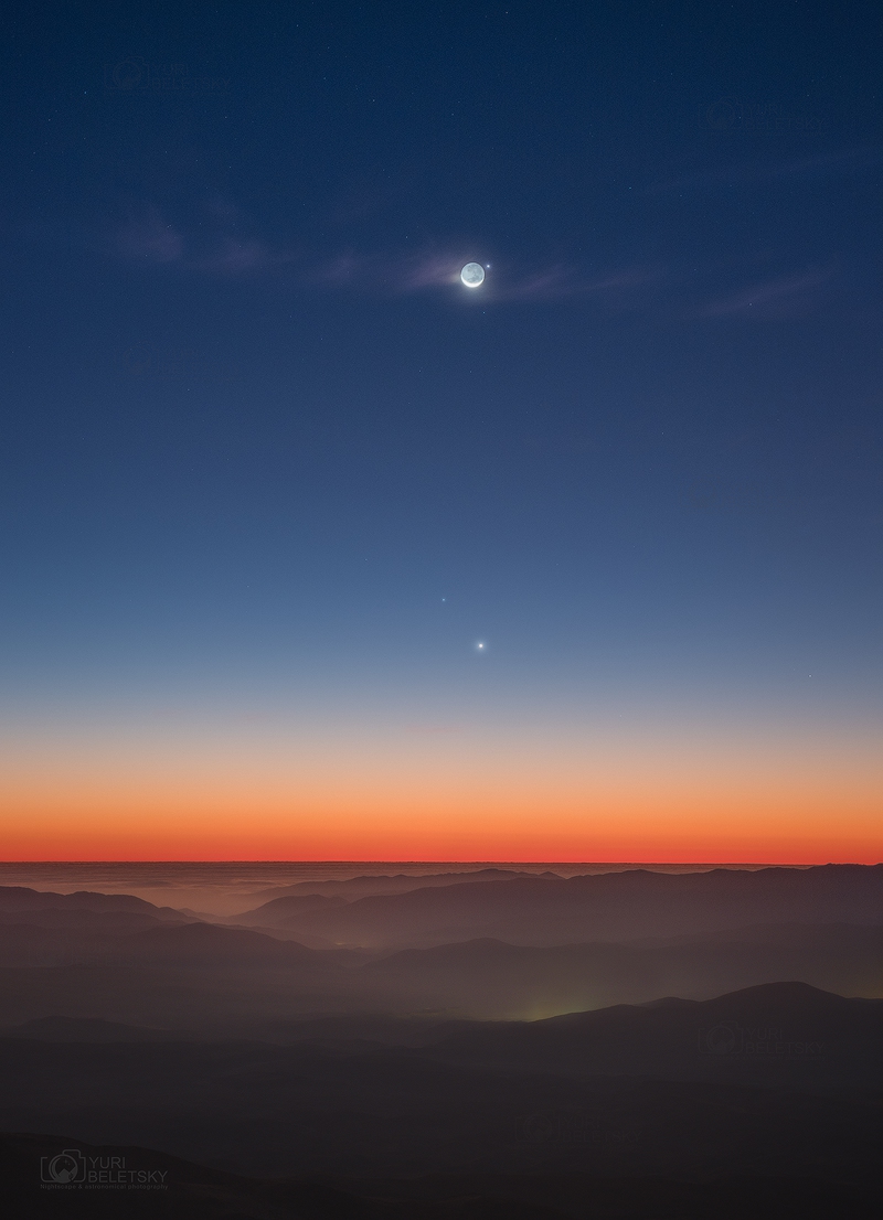 APOD: 2016 August 6 – Las Campanas Moon and Mercury