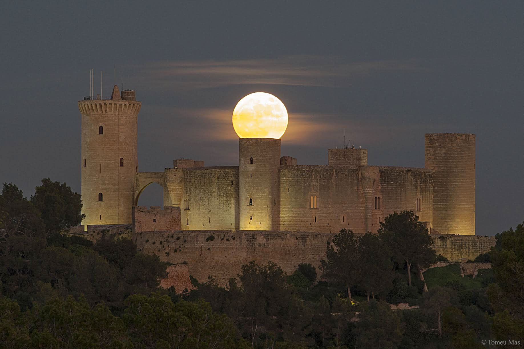APOD: 2016 December 19 – Supermoon over Spanish Castle