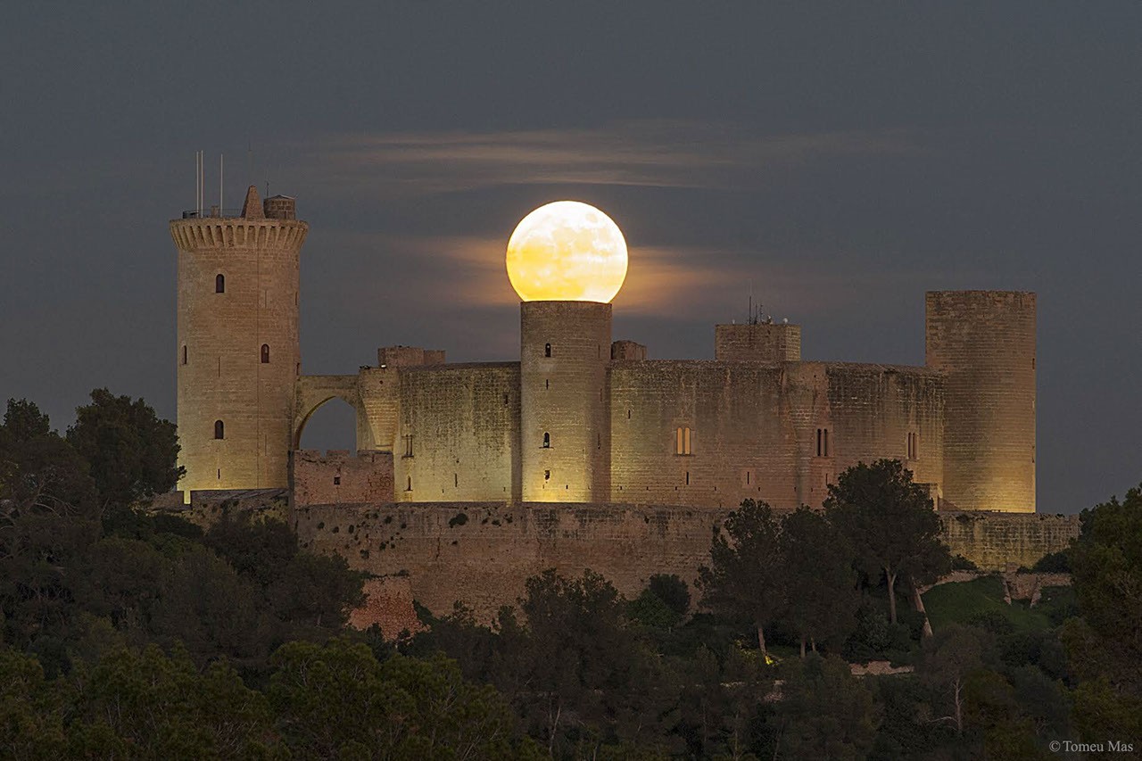 Supermoon over Spanish Castle — APOD for 2016-12-19