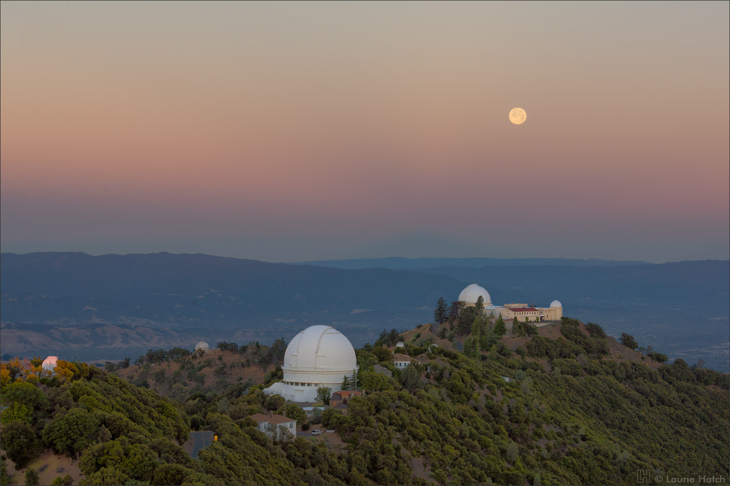 APOD: 2016 June 23 – Solstice Dawn and Full Moonset