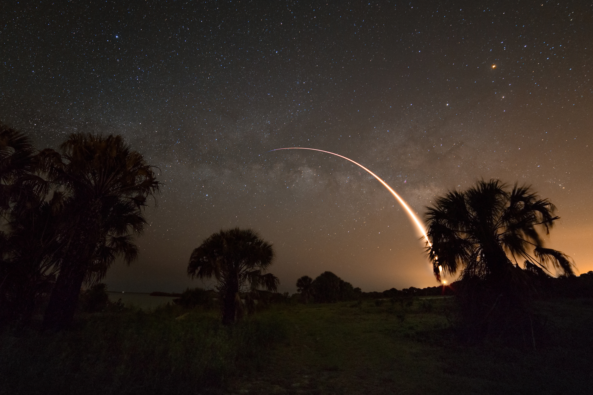 APOD: 2016 May 14 – Falcon 9 and Milky Way
