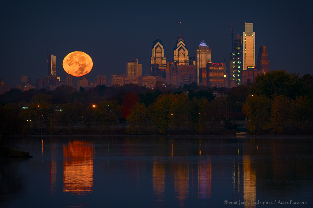 APOD: 2016 November 18 – Philadelphia Perigee Full Moon