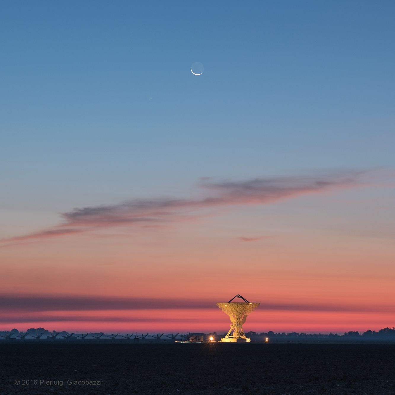APOD: 2016 October 8 – Moon, Mercury, and Twilight Radio