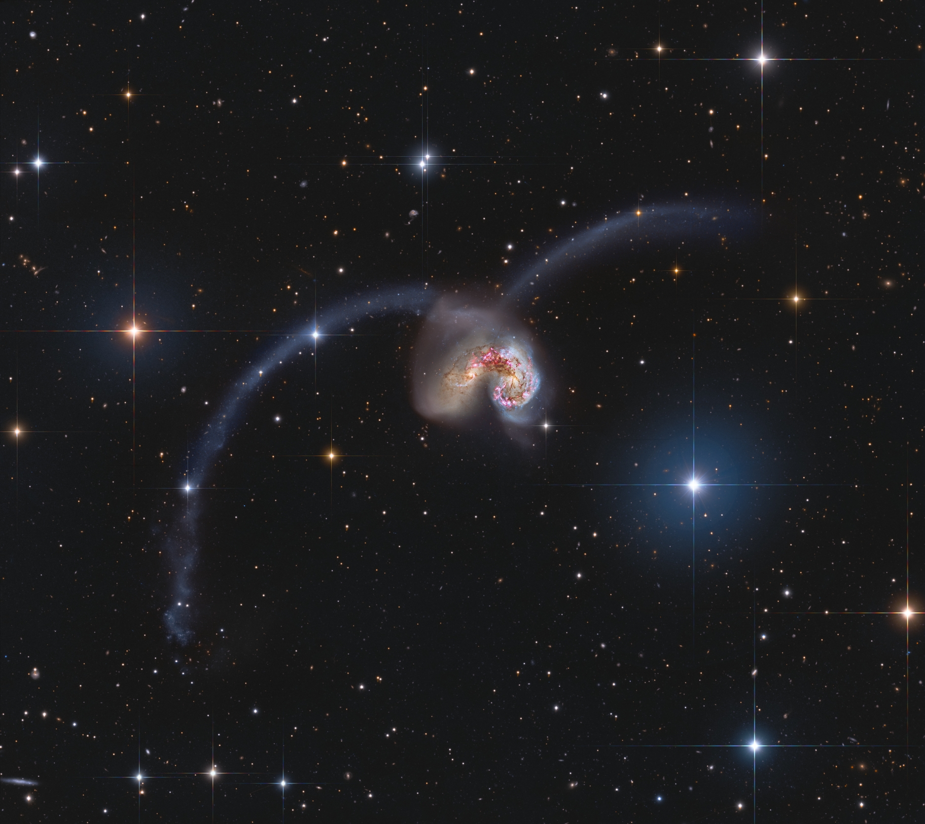 APOD: 2017 April 28 – Exploring the Antennae