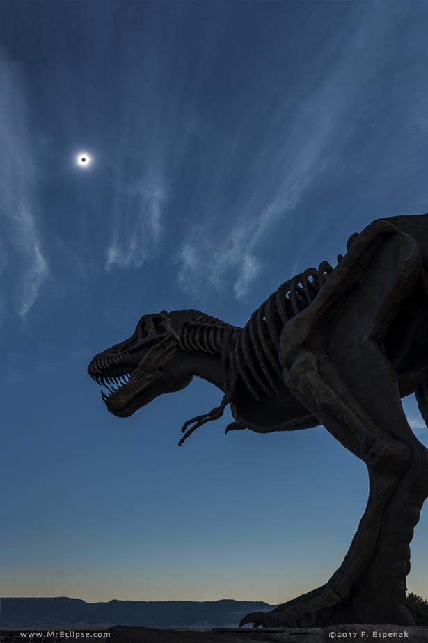 APOD: 2017 October 7 – Eclipsosaurus Rex