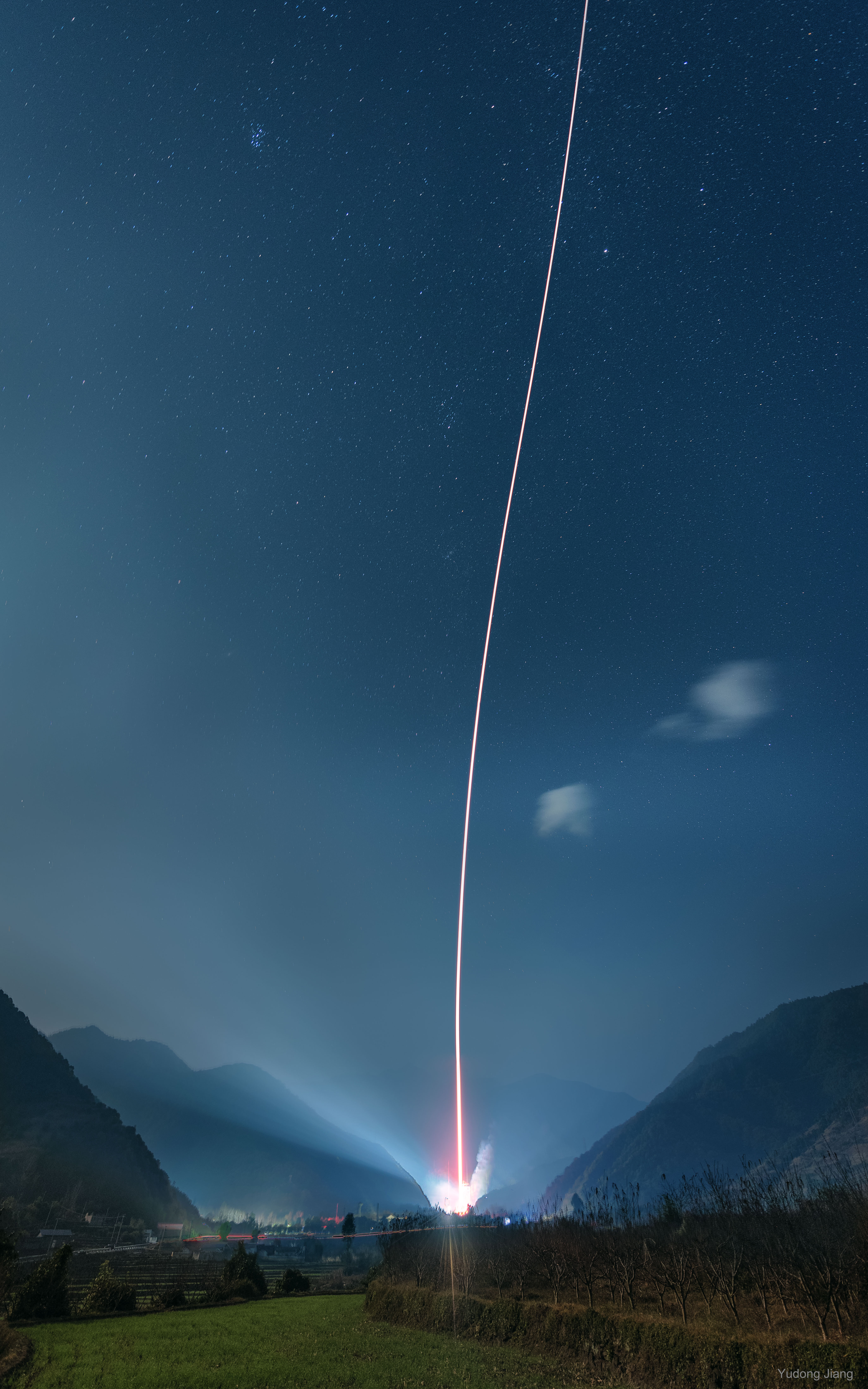 APOD: 2018 December 4 – Rocket Launch between Mountains