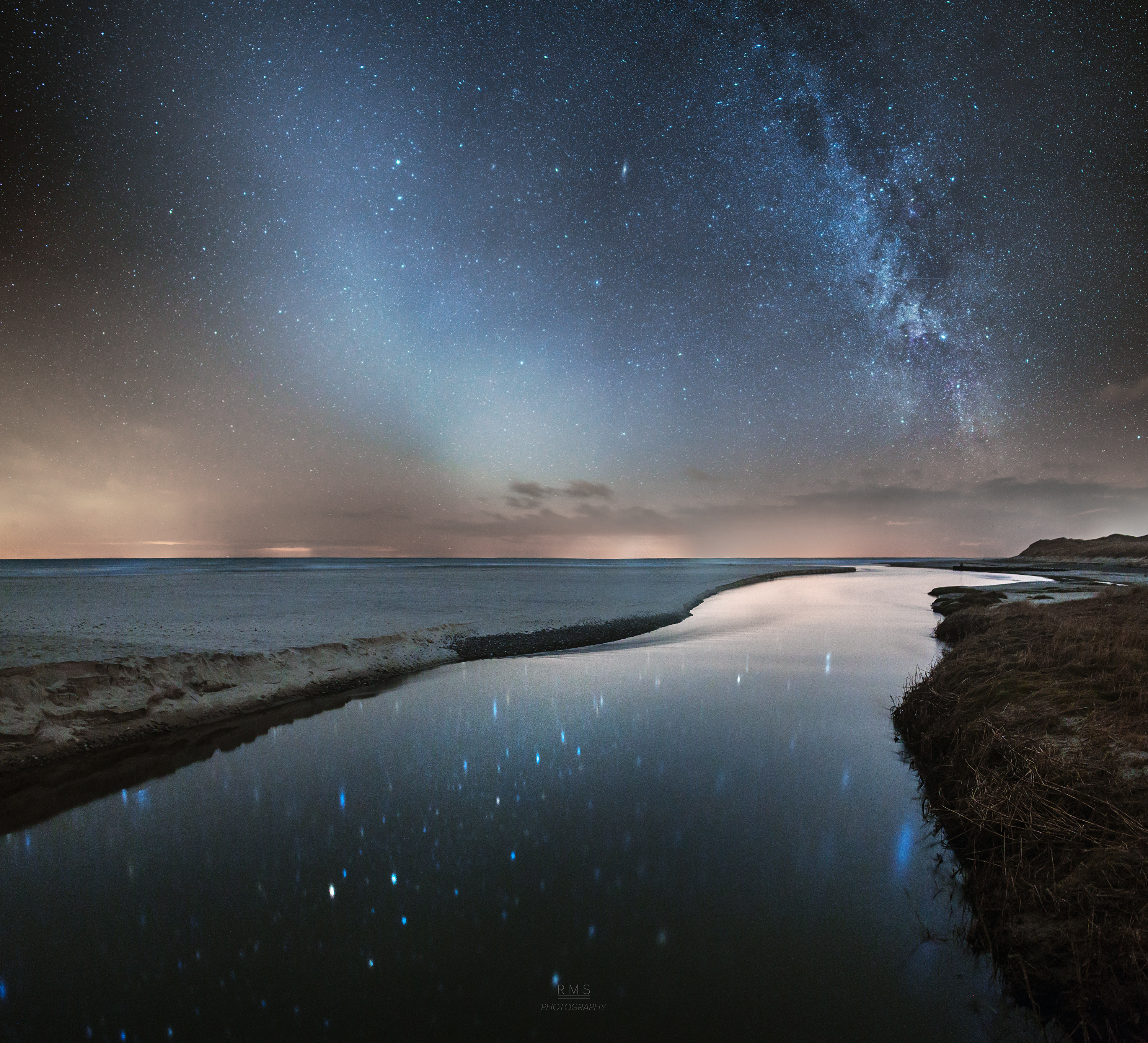APOD: 2018 February 27 – Dueling Bands in the Night
