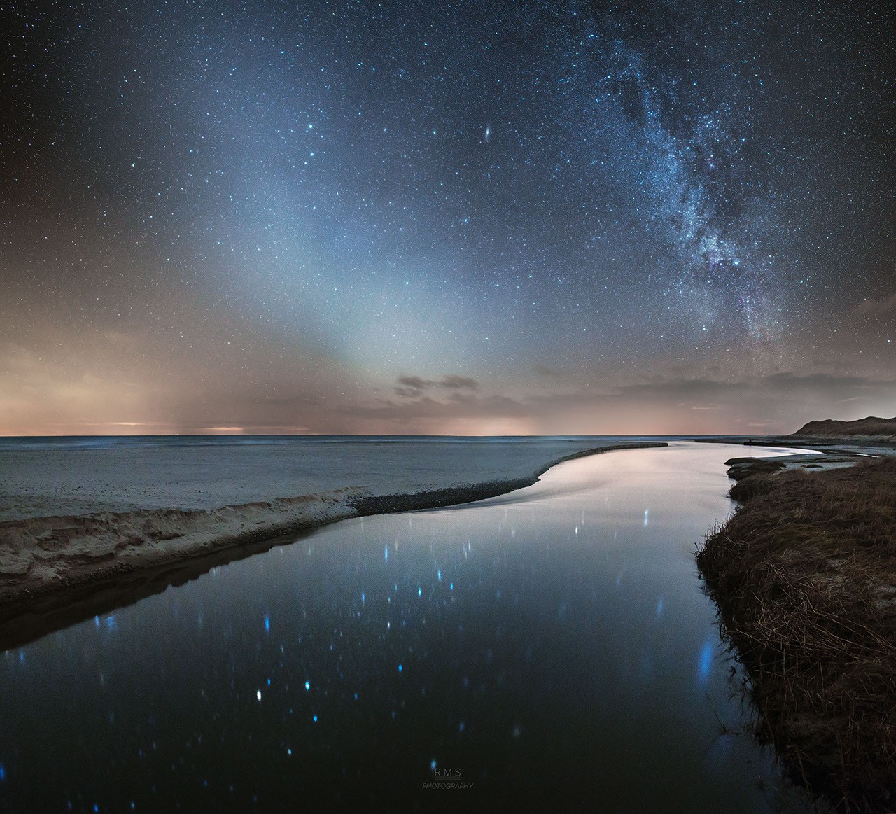 Dueling Bands in the Night — APOD for 2018-02-27