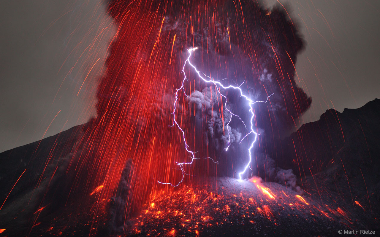 APOD: 2018 May 13 – Sakurajima Volcano with Lightning