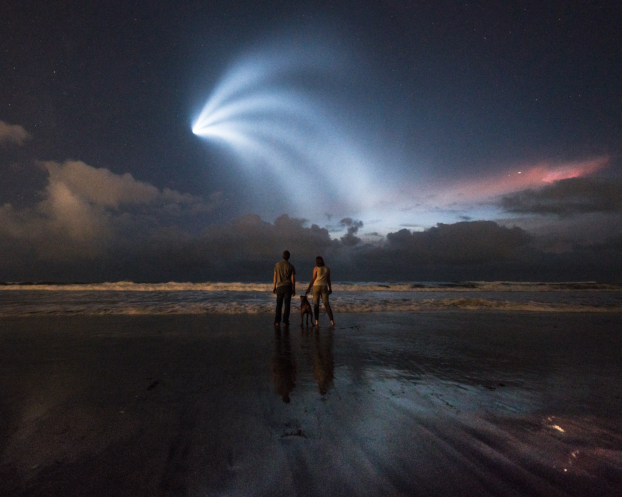 APOD: 2018 October 13 – Skygazers on the Beach