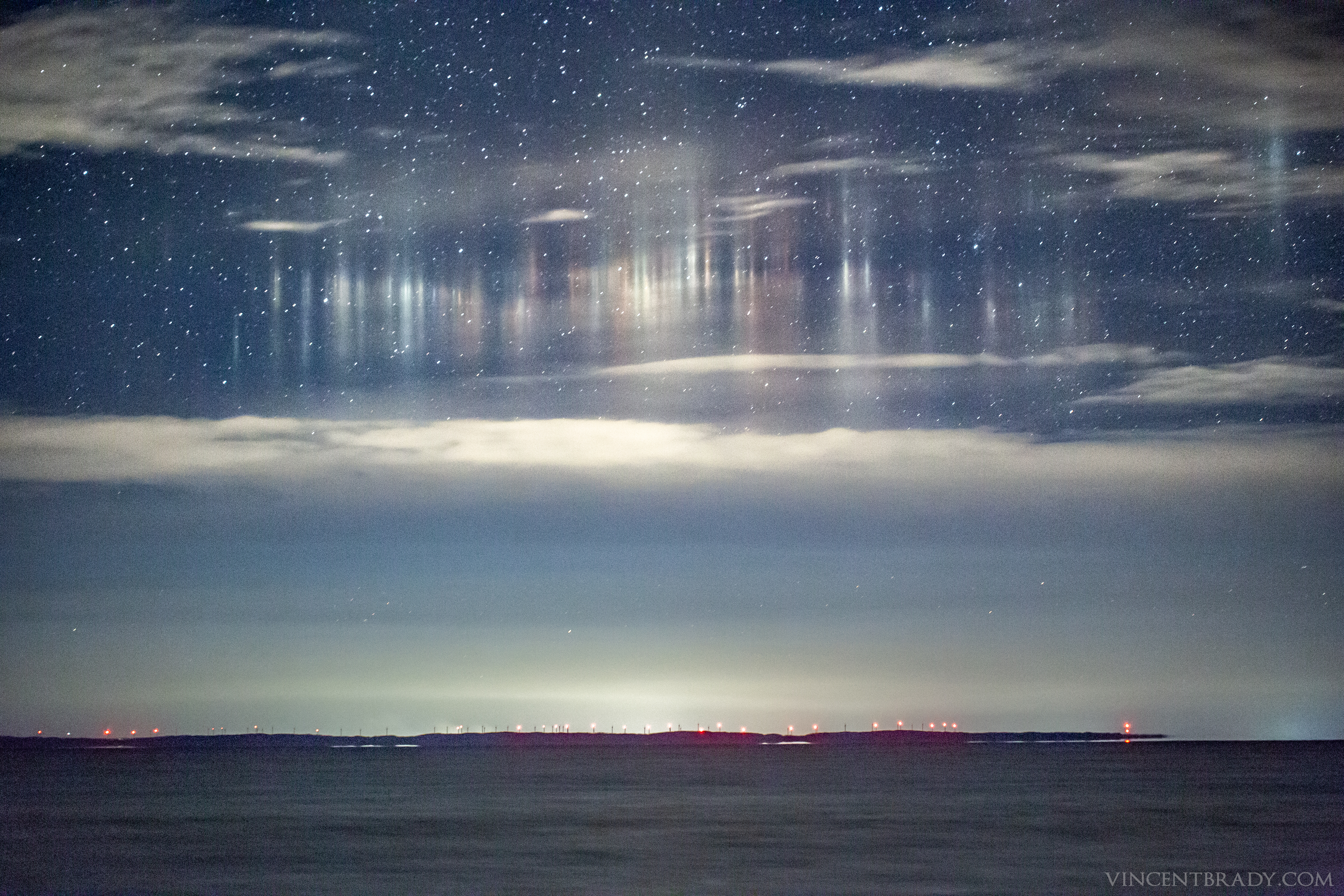 APOD: 2018 October 24 – Light Pillars over Whitefish Bay