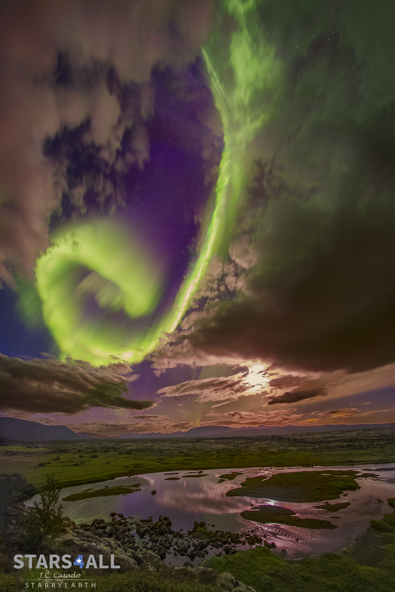 APOD: 2019 April 21 – Spiral Aurora over Icelandic Divide