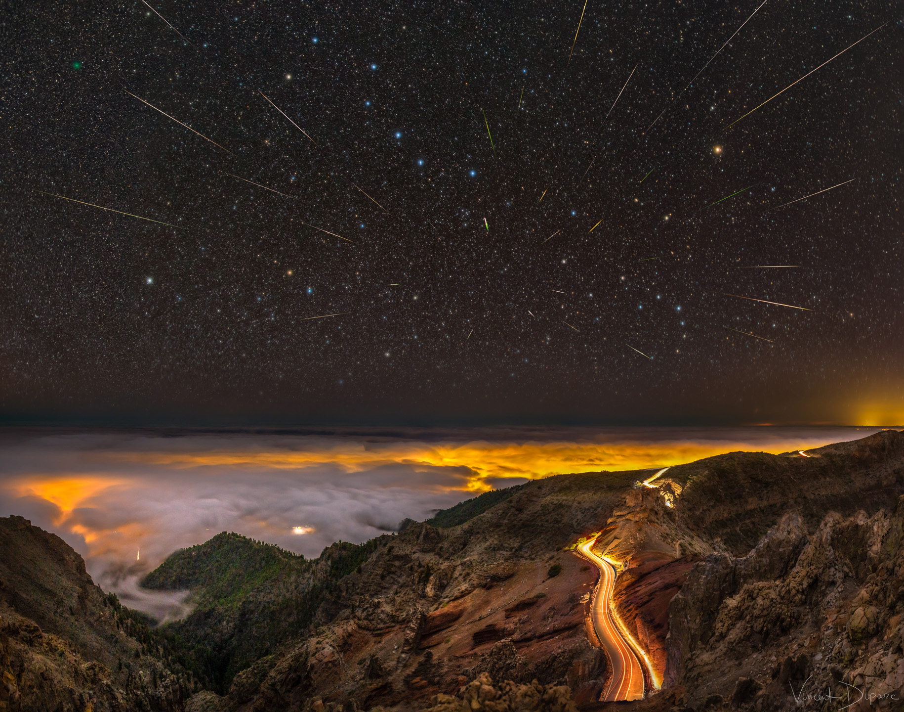 APOD: 2019 April 23 – Meteors, Comet, and Big Dipper over La Palma