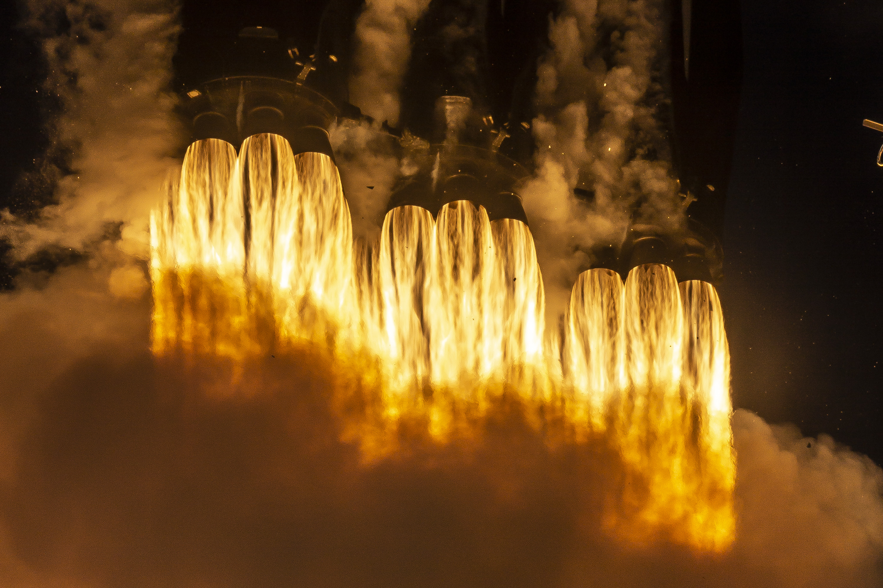 APOD: 2019 April 20 – Falcon Heavy Launch Close up
