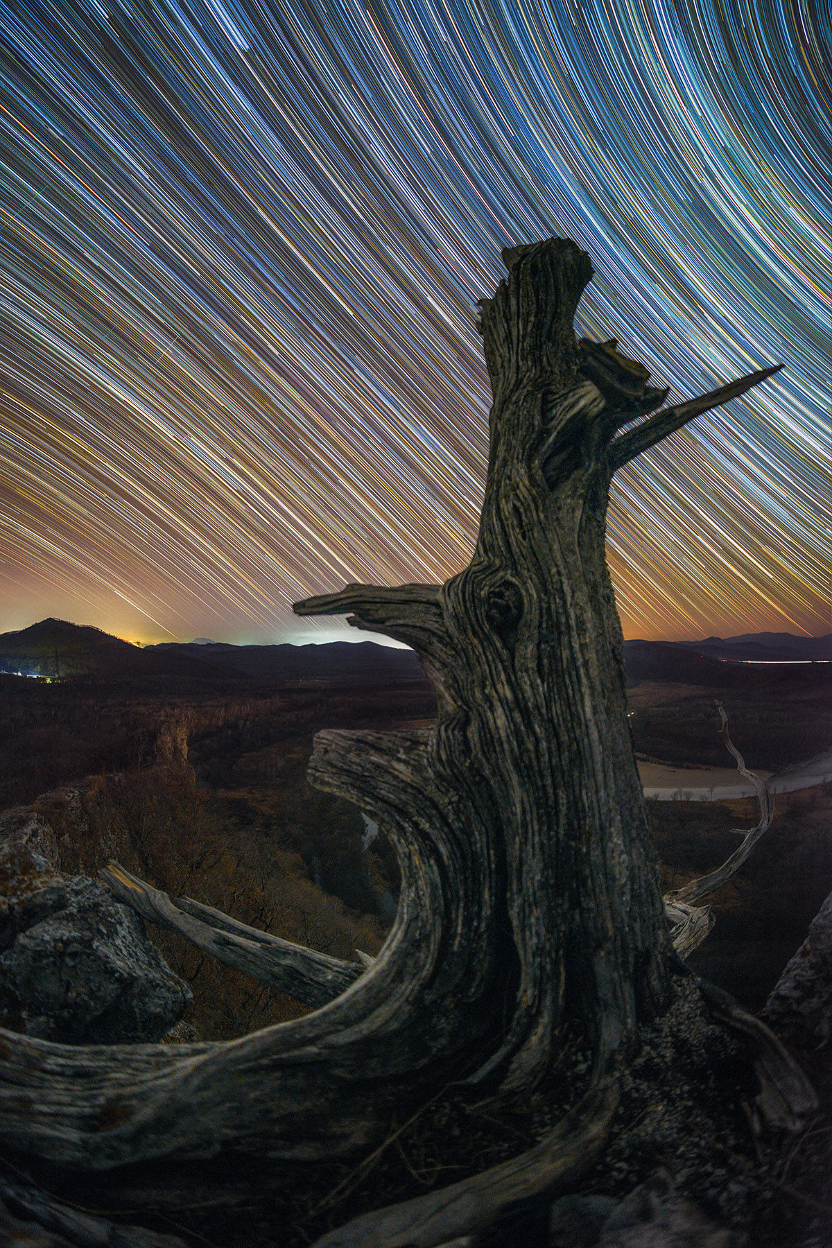 APOD: 2019 December 7 – Lines of Time