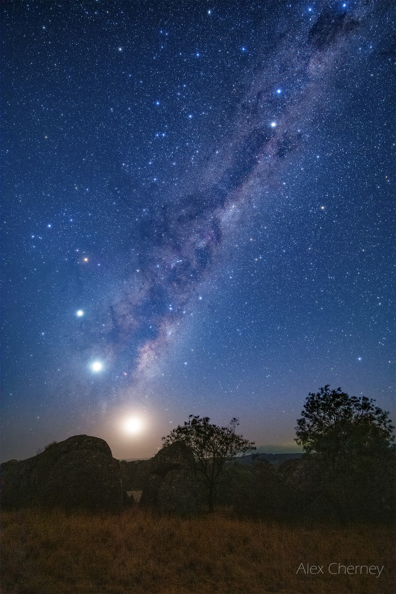 APOD: 2019 February 8 – Moon, Four Planets, and Emu