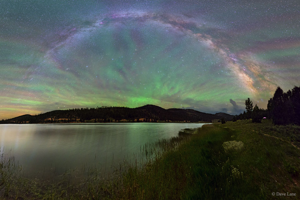 APOD: 2019 February 3 – An Airglow Fan from Lake to Sky