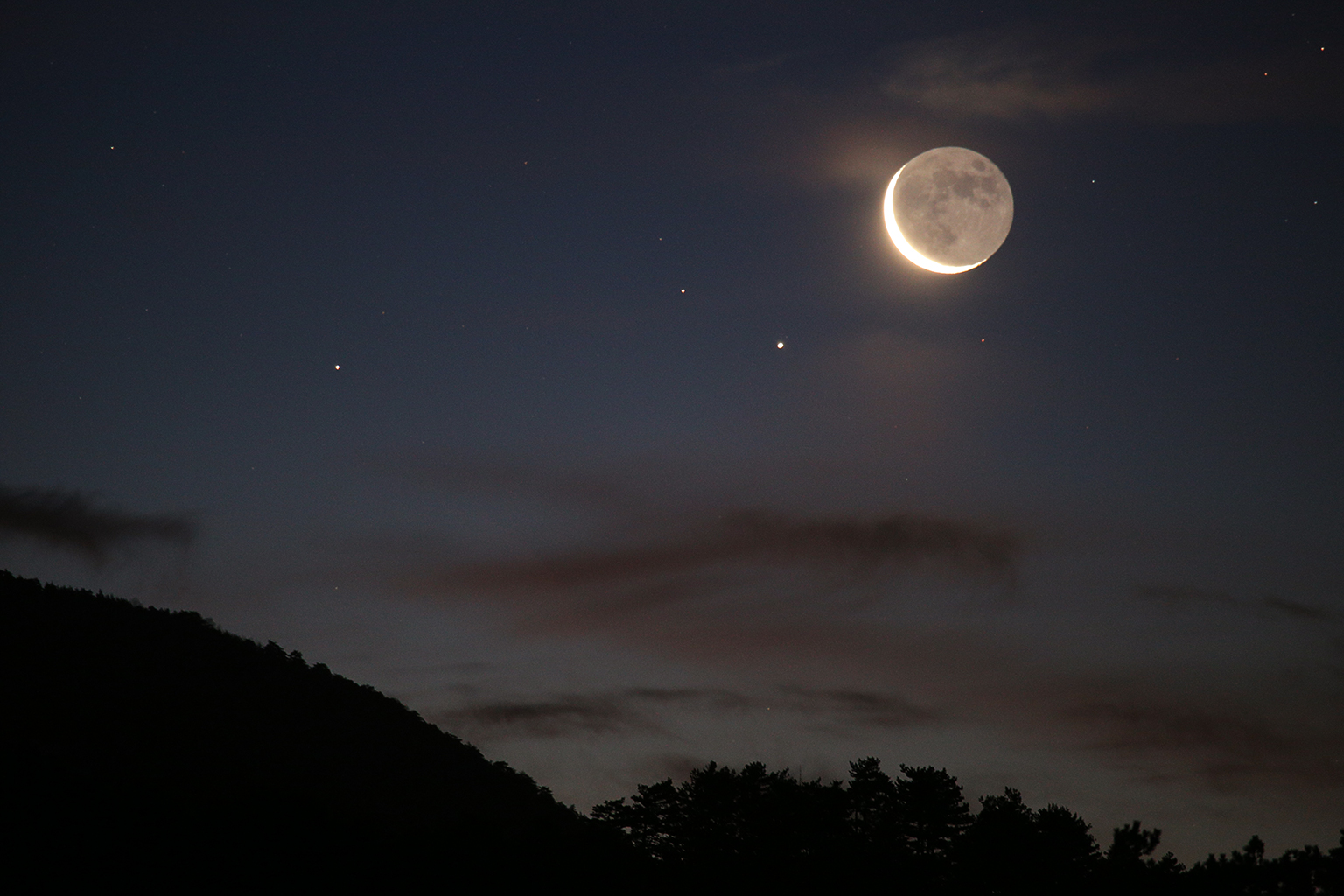 APOD: 2019 May 4 – Saturn and the Da Vinci Glow