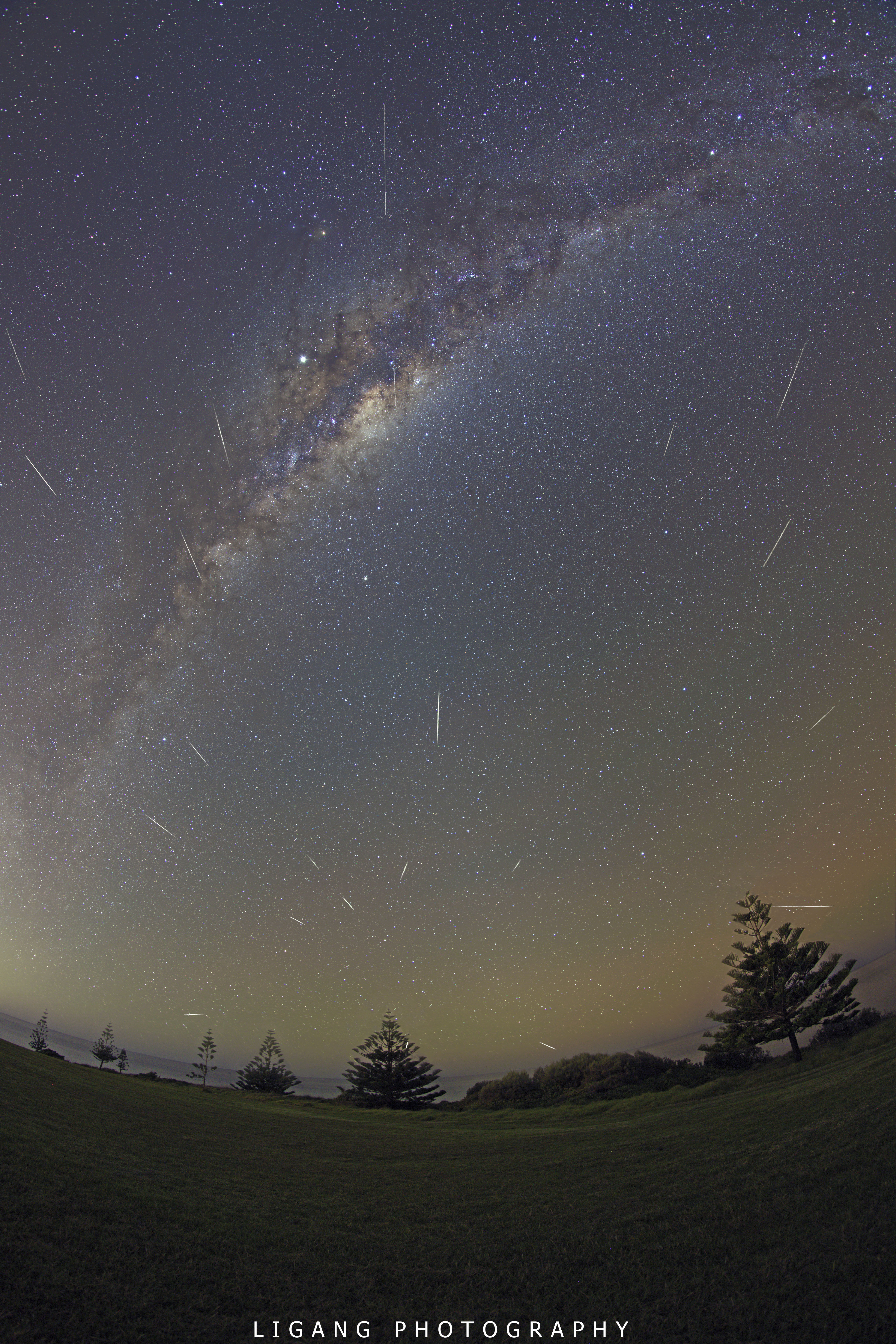 APOD: 2019 May 10 – Halley Dust and Milky Way
