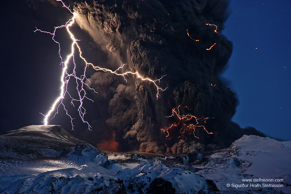 APOD: 2019 May 12 – Ash and Lightning above an Icelandic Volcano