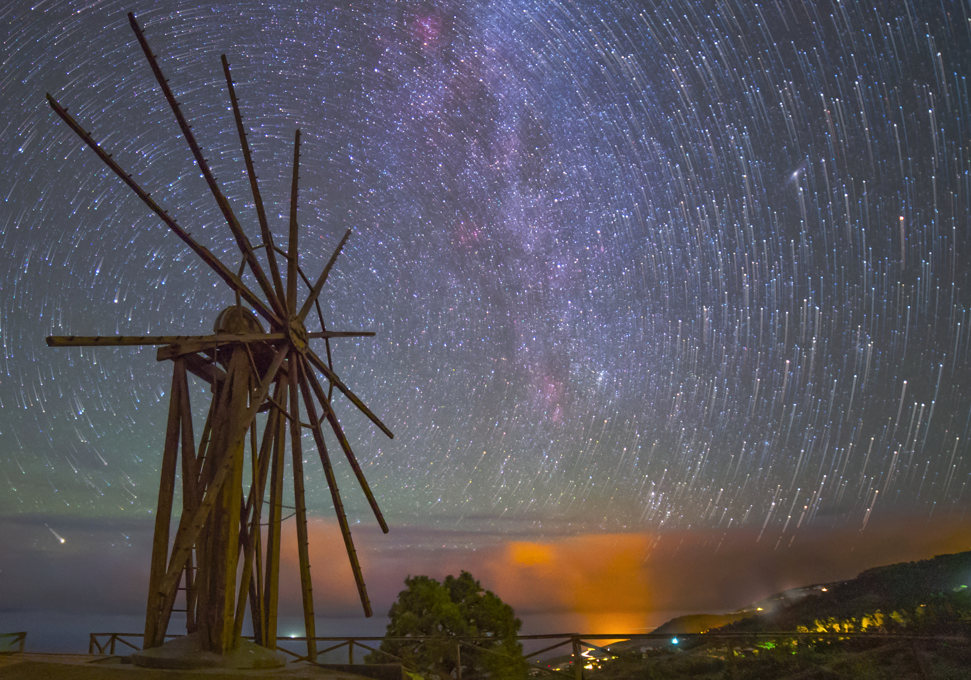 APOD: 2020 April 17 – The Windmill and the Star Trails