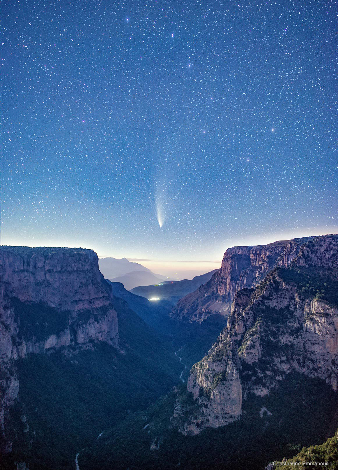 APOD: 2020 August 3 – Comet NEOWISE over Vikos Gorge