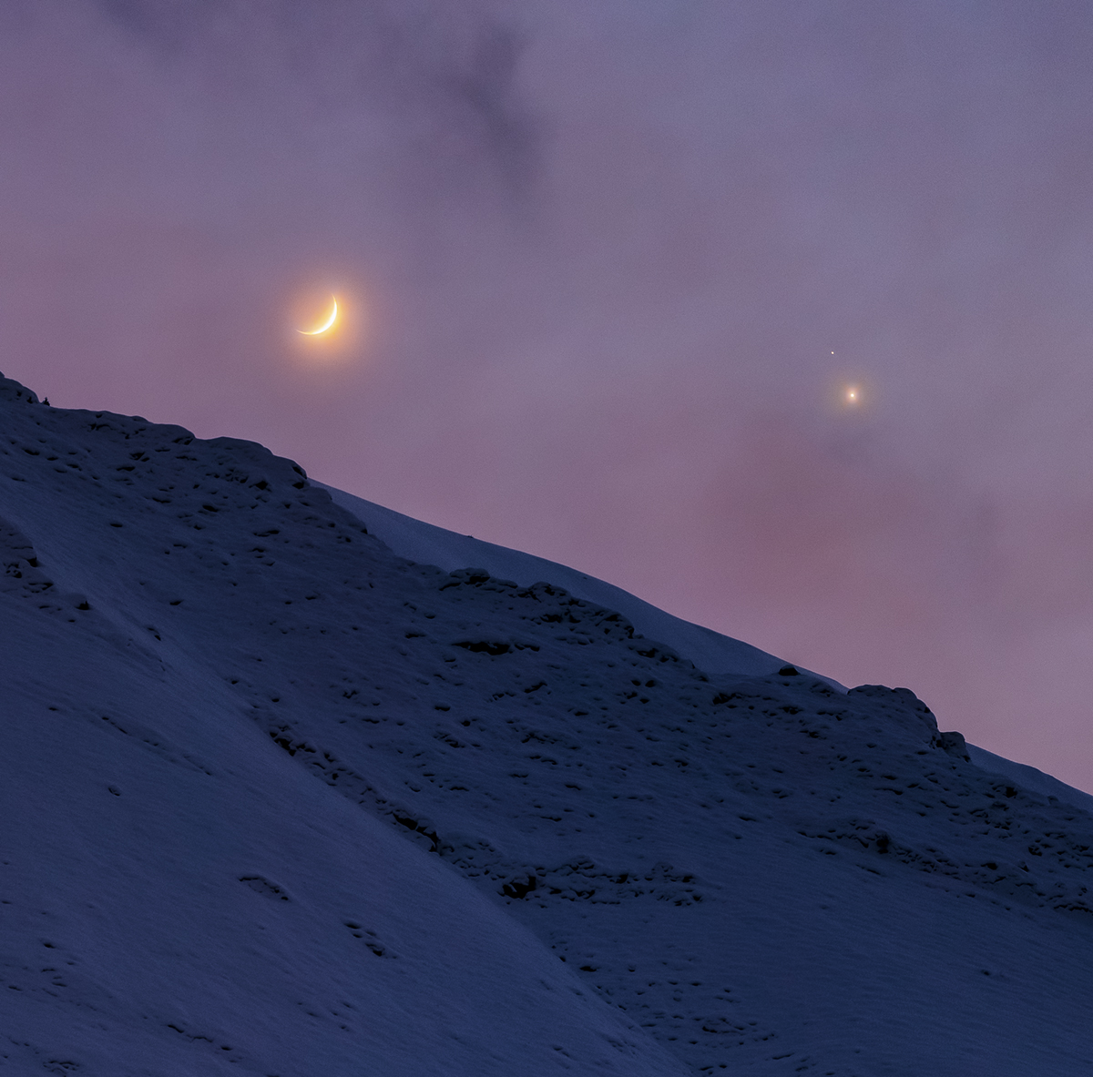 APOD: 2020 December 19 – Conjunction after Sunset