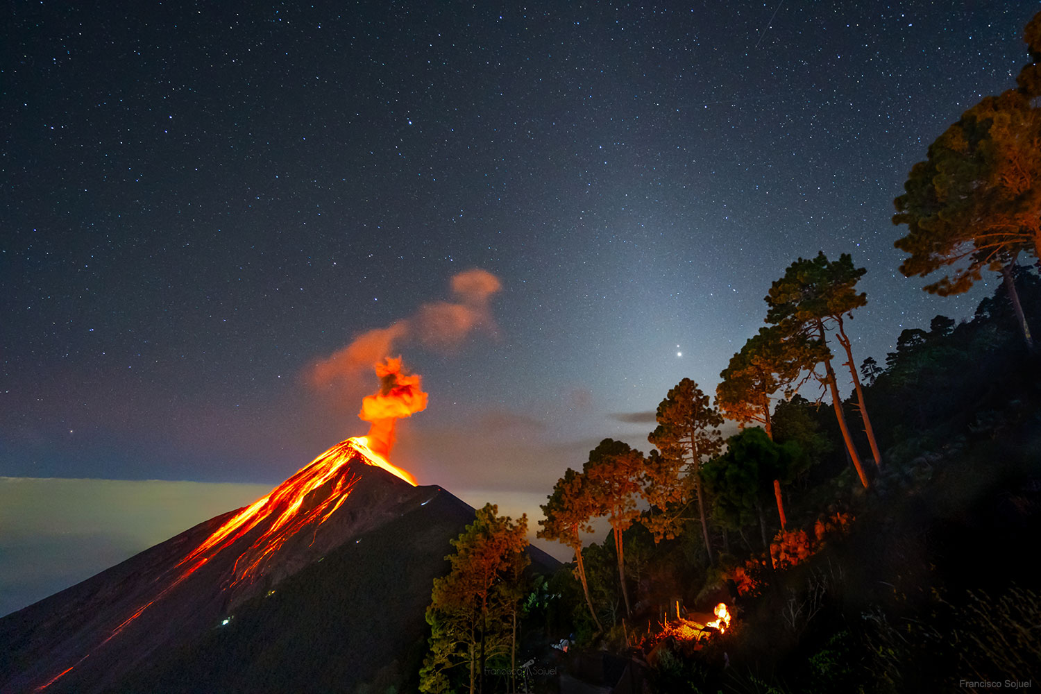 APOD: 2020 December 20 – A Volcanic Great Conjunction