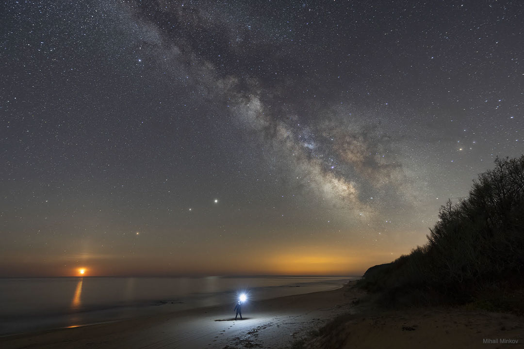 APOD: 2020 May 20 – Moon, Mars, Saturn, Jupiter, Milky Way